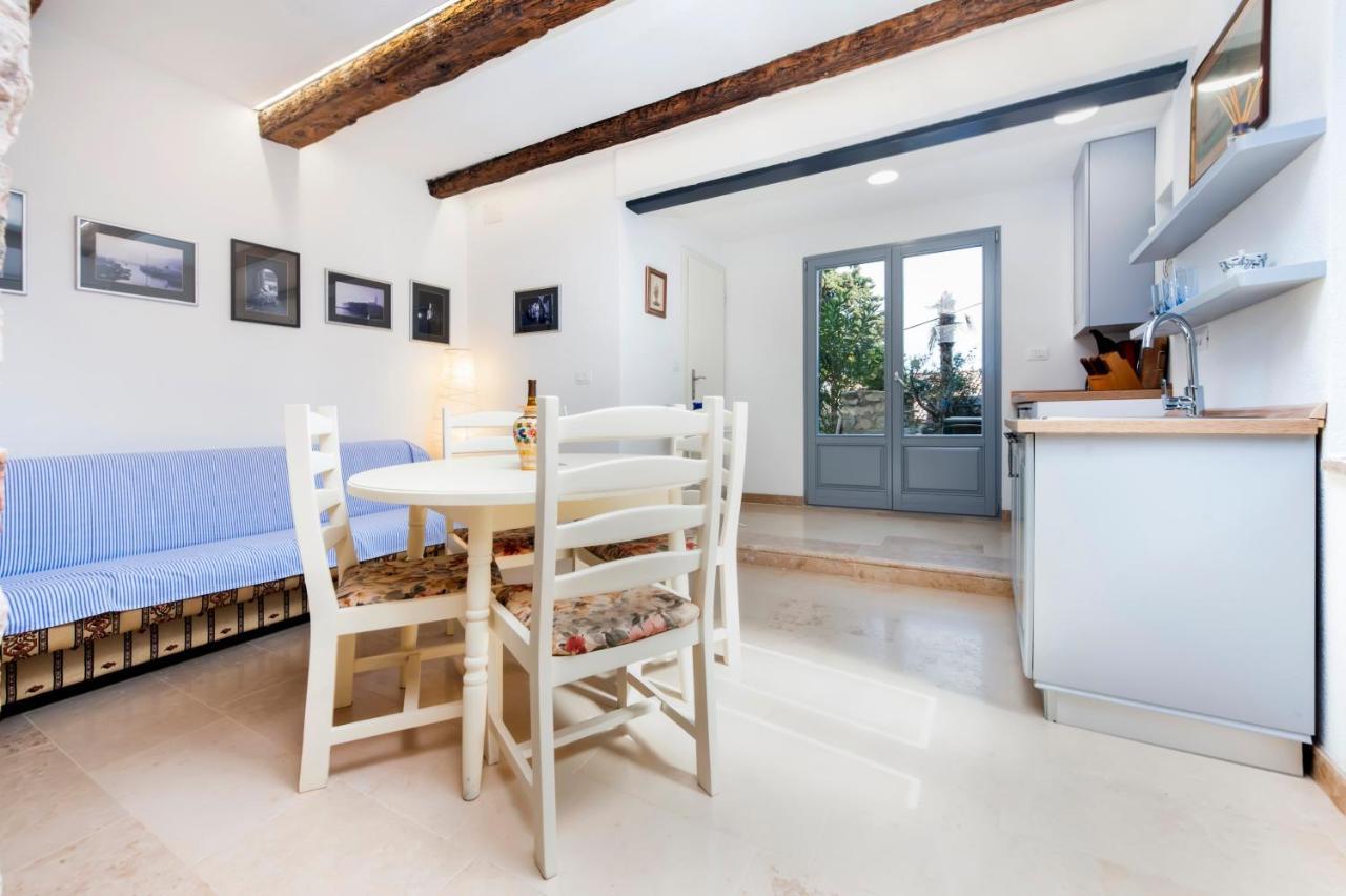 Old Town Garden Studio Apartment โรวีน ภายนอก รูปภาพ